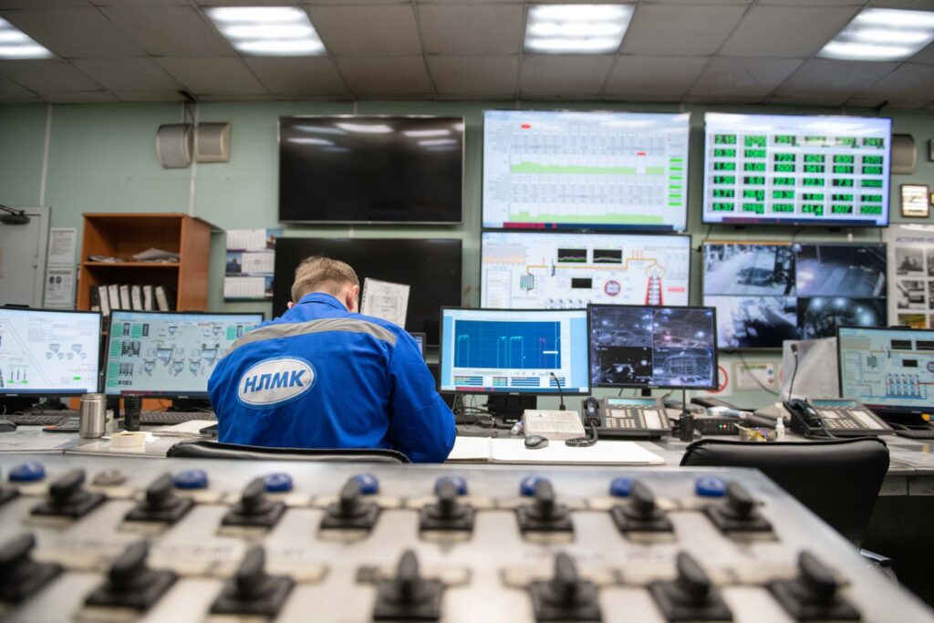 Contact IMTA Technics: operator bewaakt machines op monitoringschermen in de controlekamer