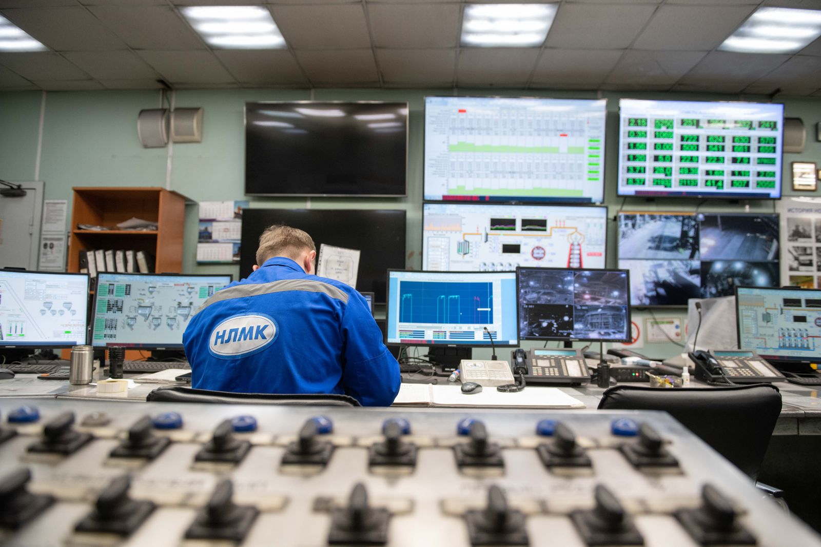 Contact IMTA Technics: operator bewaakt machines op monitoringschermen in de controlekamer