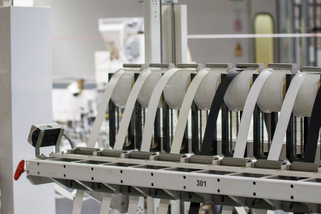 Hoogtechnologische machine in bedrijf in een productiehal