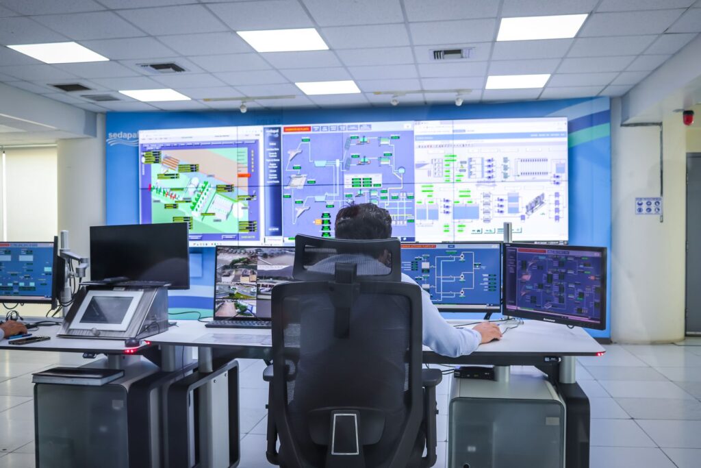 Machineonderhoud opvolgen vanuit de controlekamer bij een Belgisch productiebedrijf