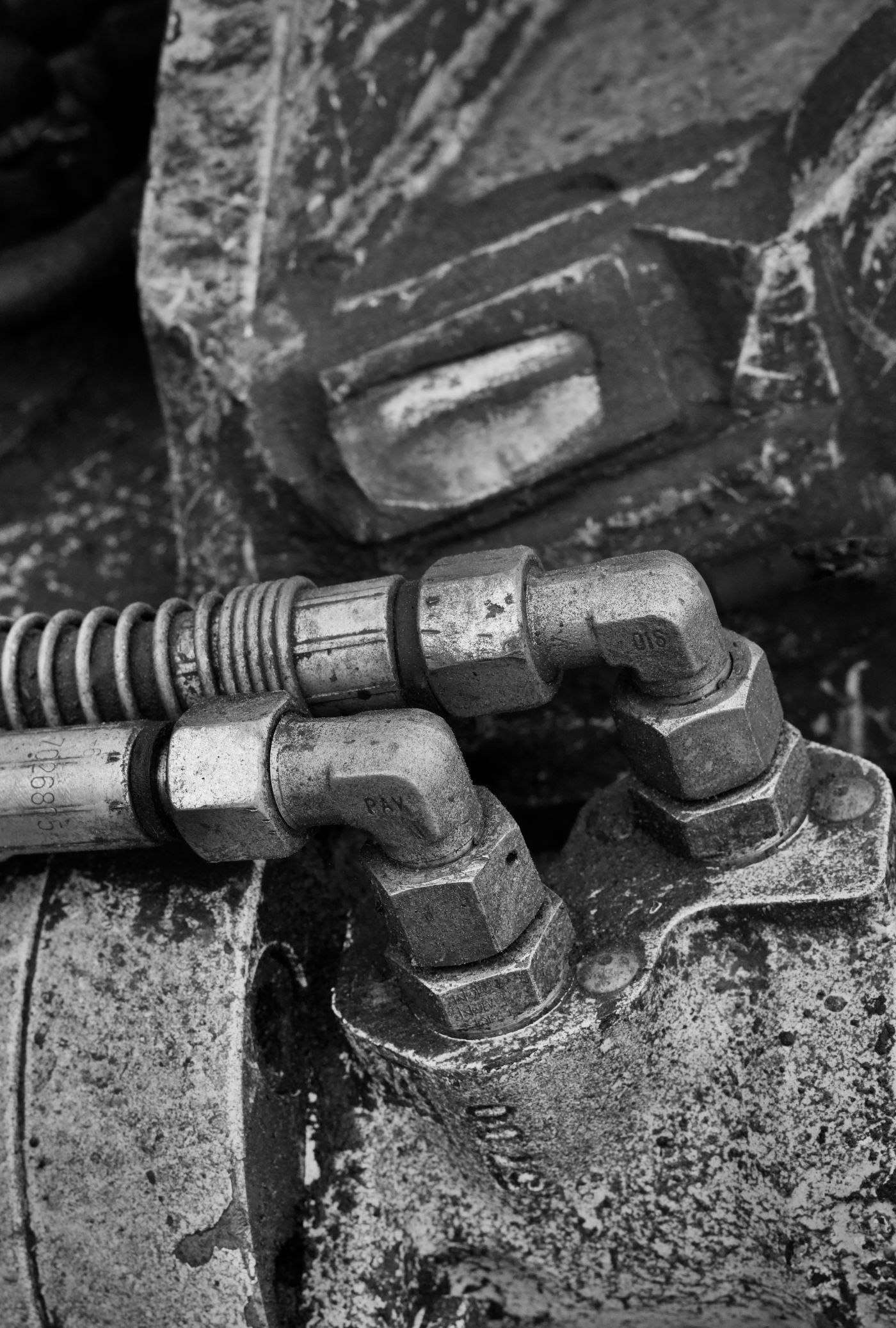 Industriële metalen onderdelen met fittingen in close-up