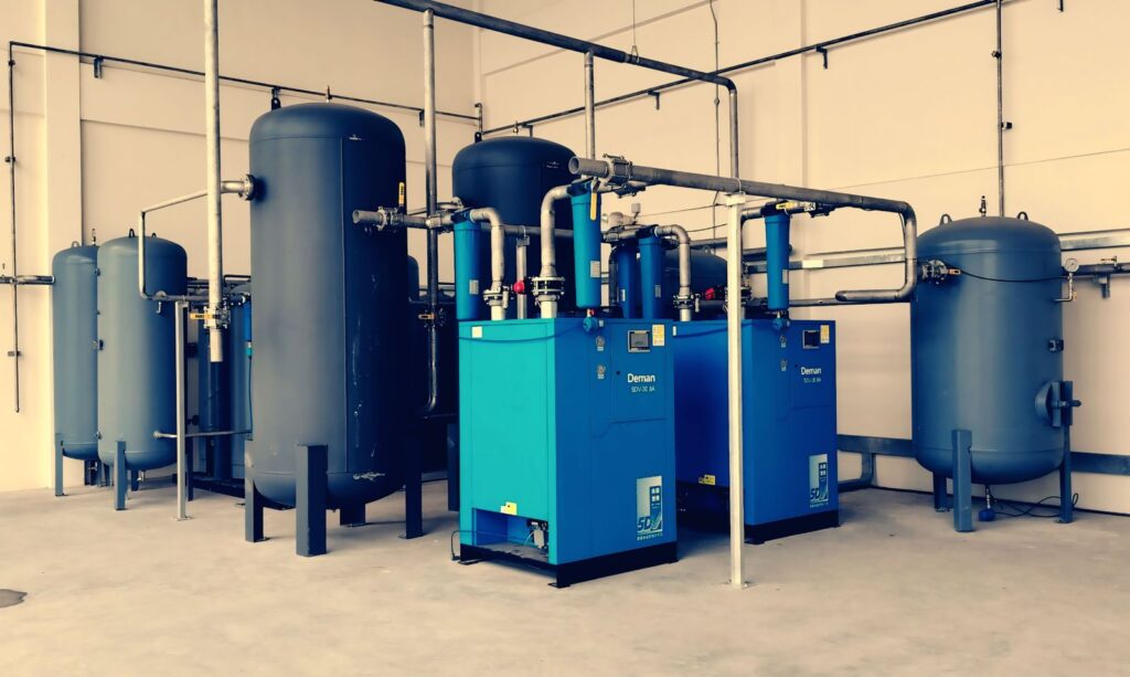 Persluchtinstallatie met compressor, droger en buffervaten in een bedrijfsruimte