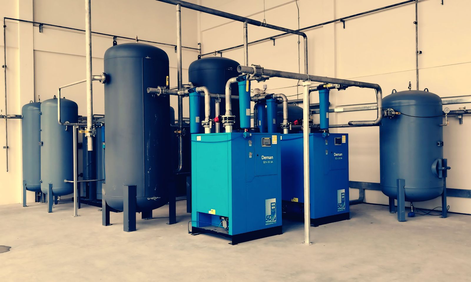 Persluchtinstallatie met compressor, droger en buffervaten in een bedrijfsruimte