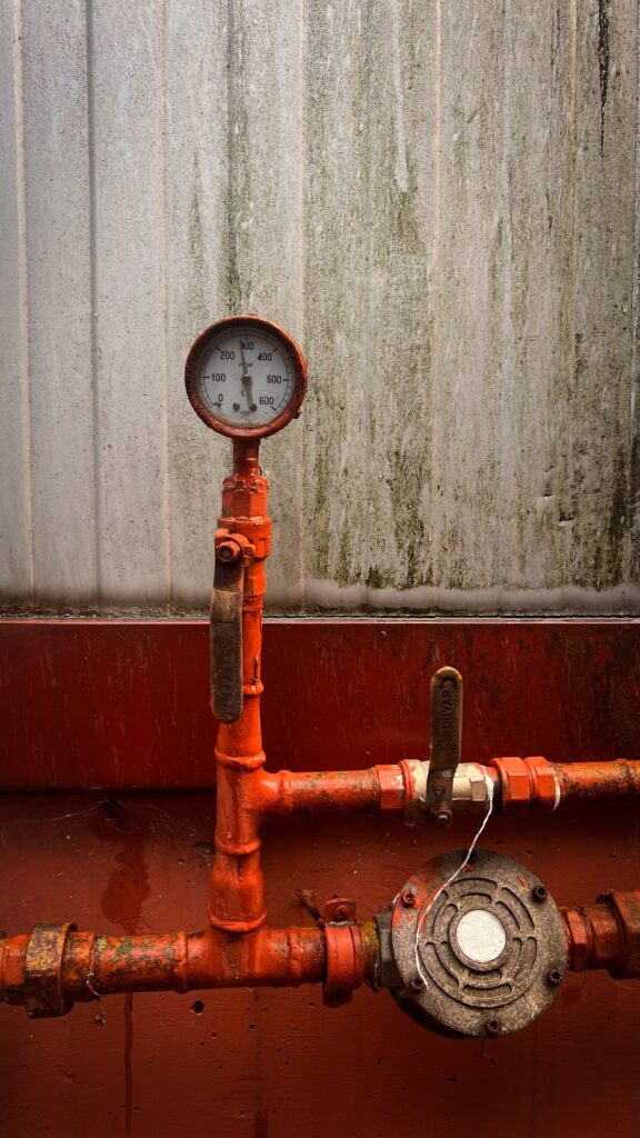 Industriële manometer op een persluchtleiding