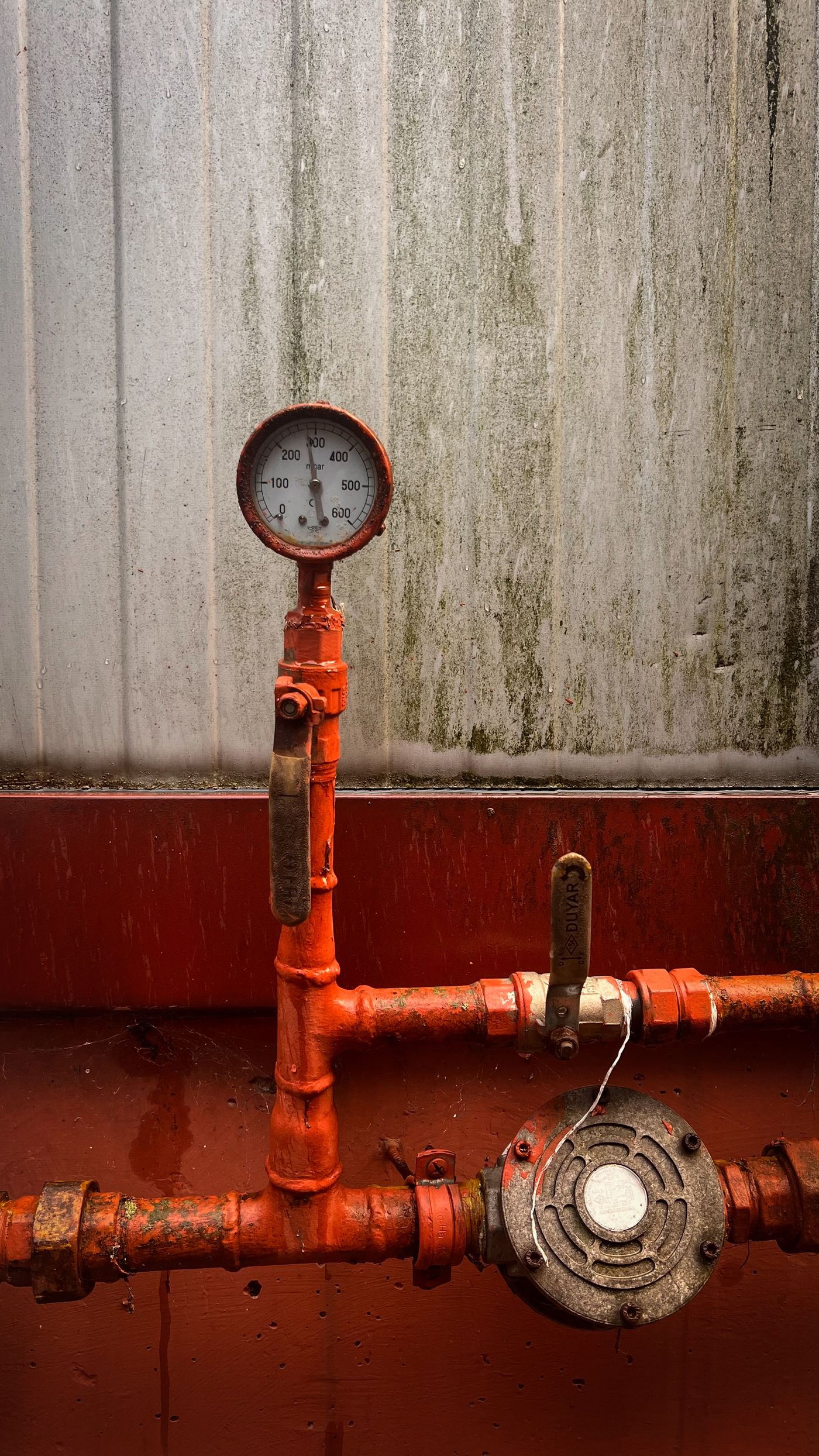Industriële manometer op een persluchtleiding