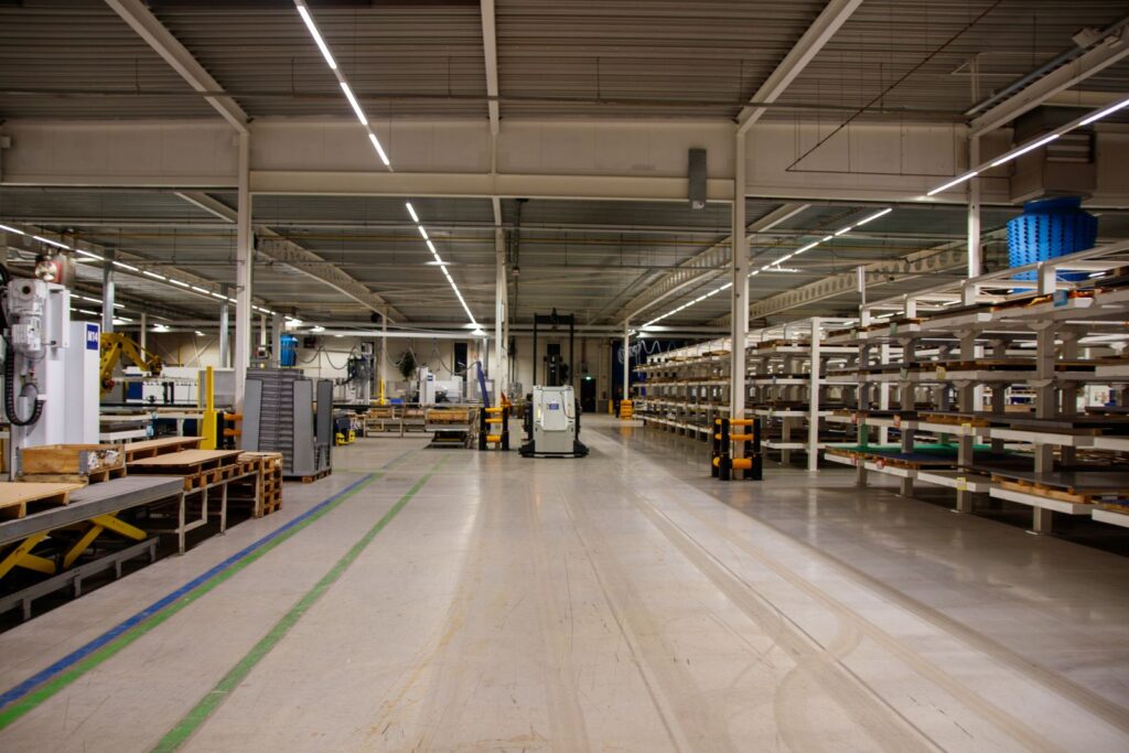 Modern industrieel magazijn met machines en stellingen
