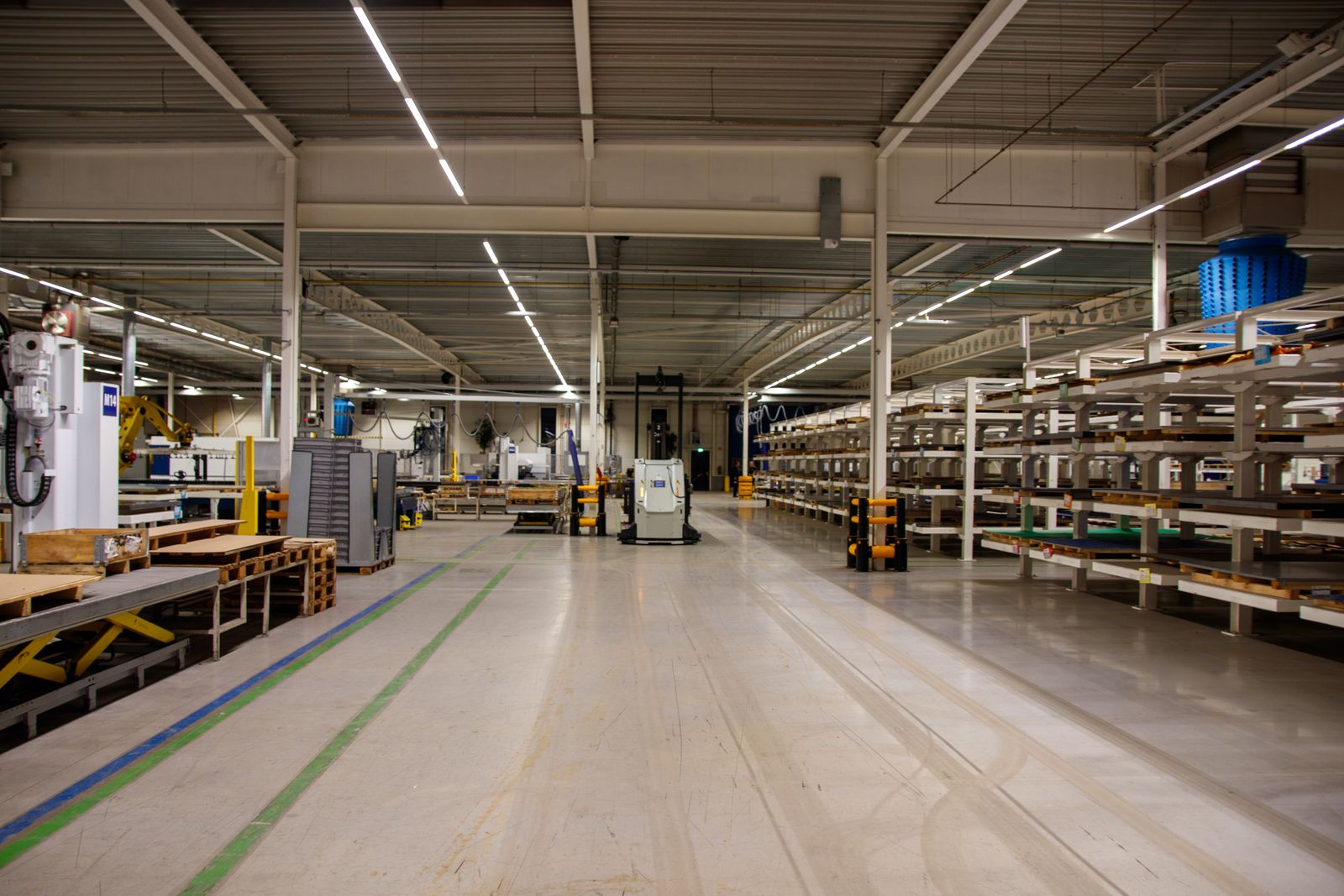 Modern industrieel magazijn met machines en stellingen