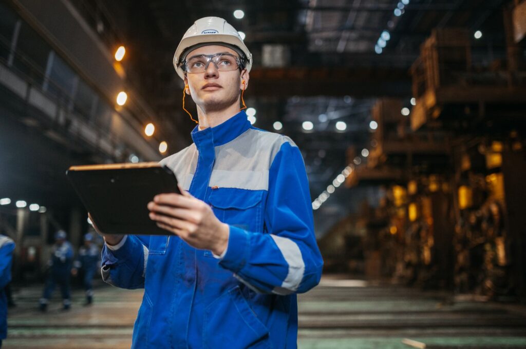 Onderhoudstechnicus met tablet in een moderne industriële productiehal