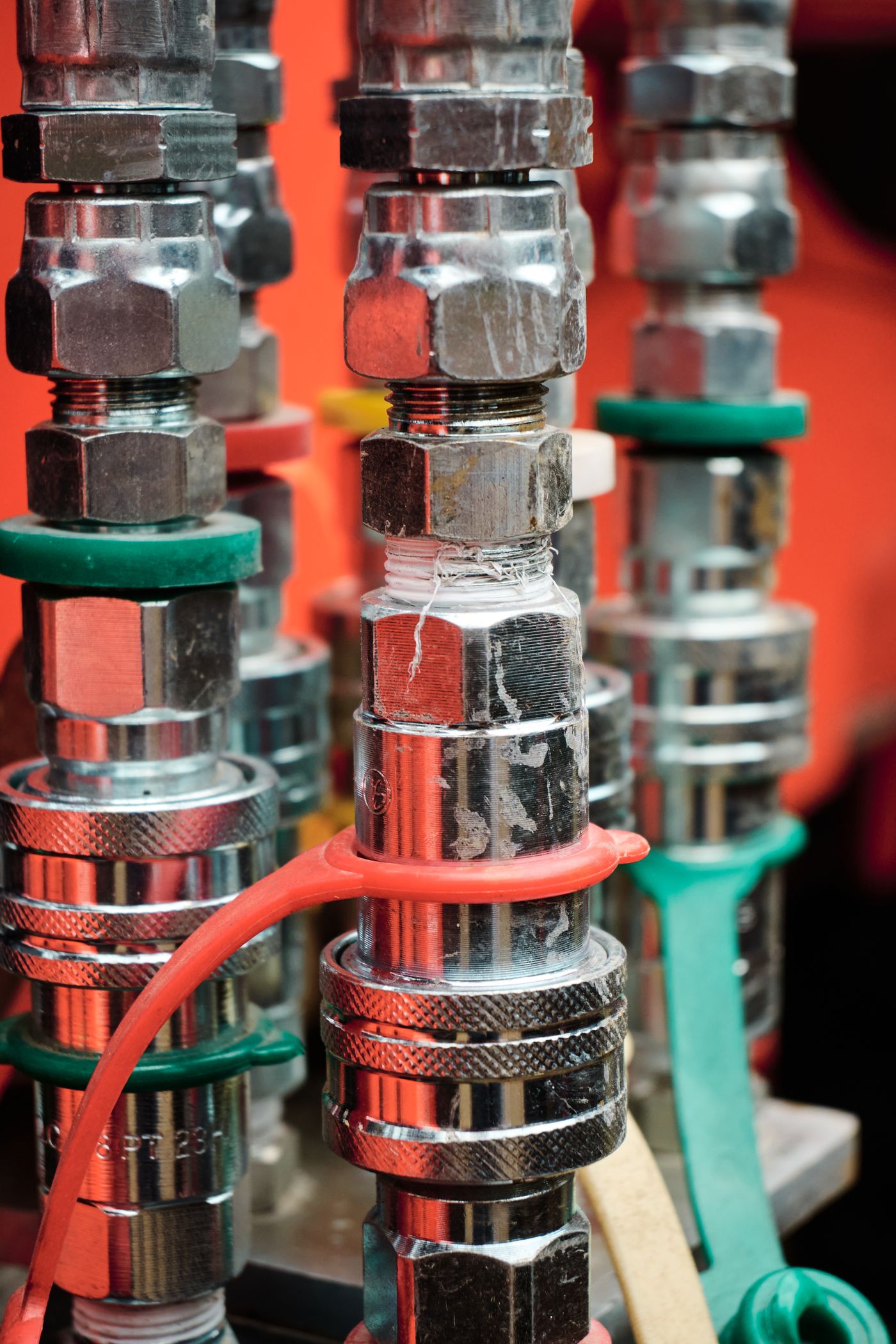 Push-in fitting met blauwe ontgrendelring op een pneumatische aandrijving