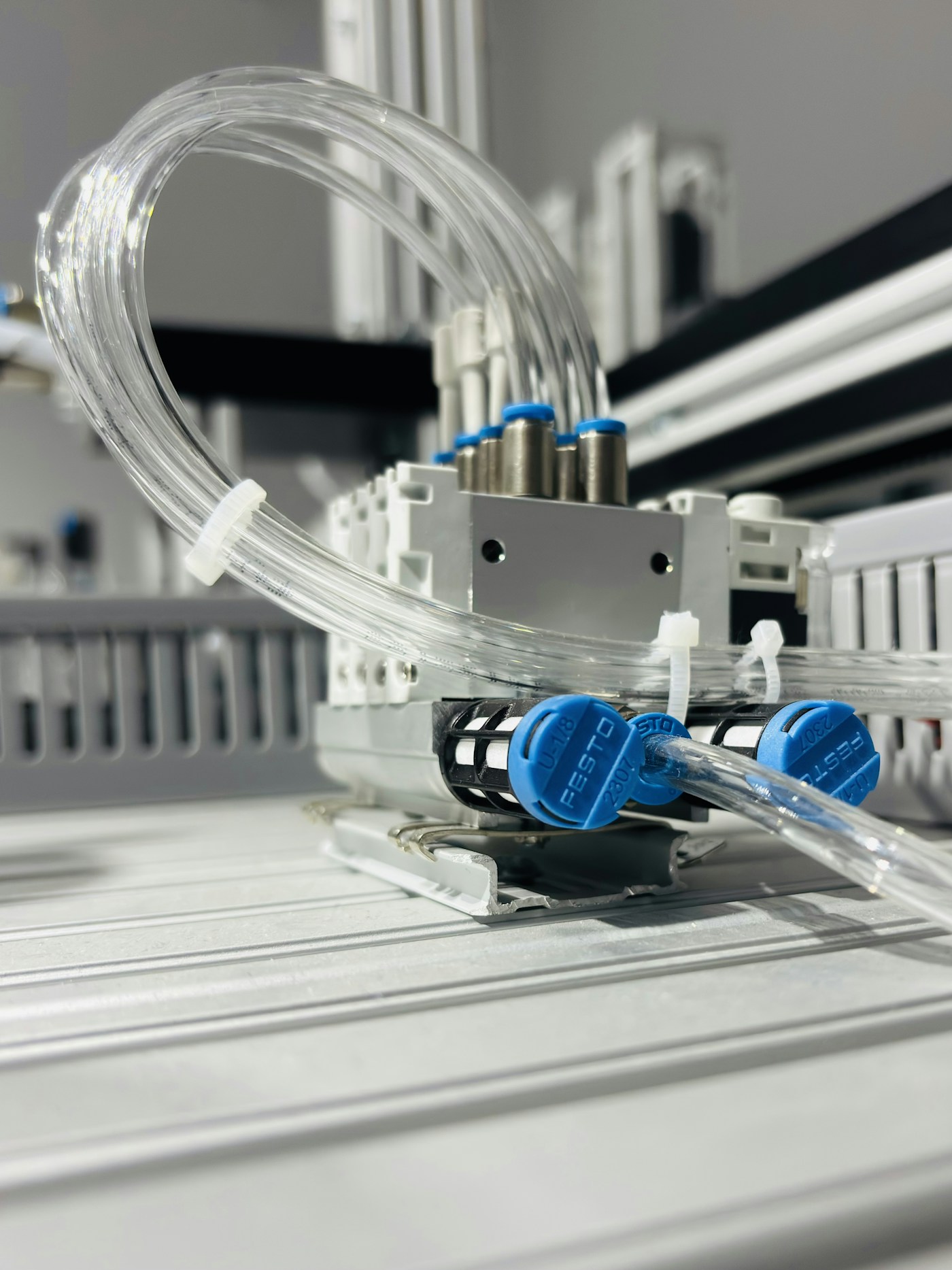 Onderdelen voor perslucht en pneumatiek: steekfittingen en slang op een machineframe