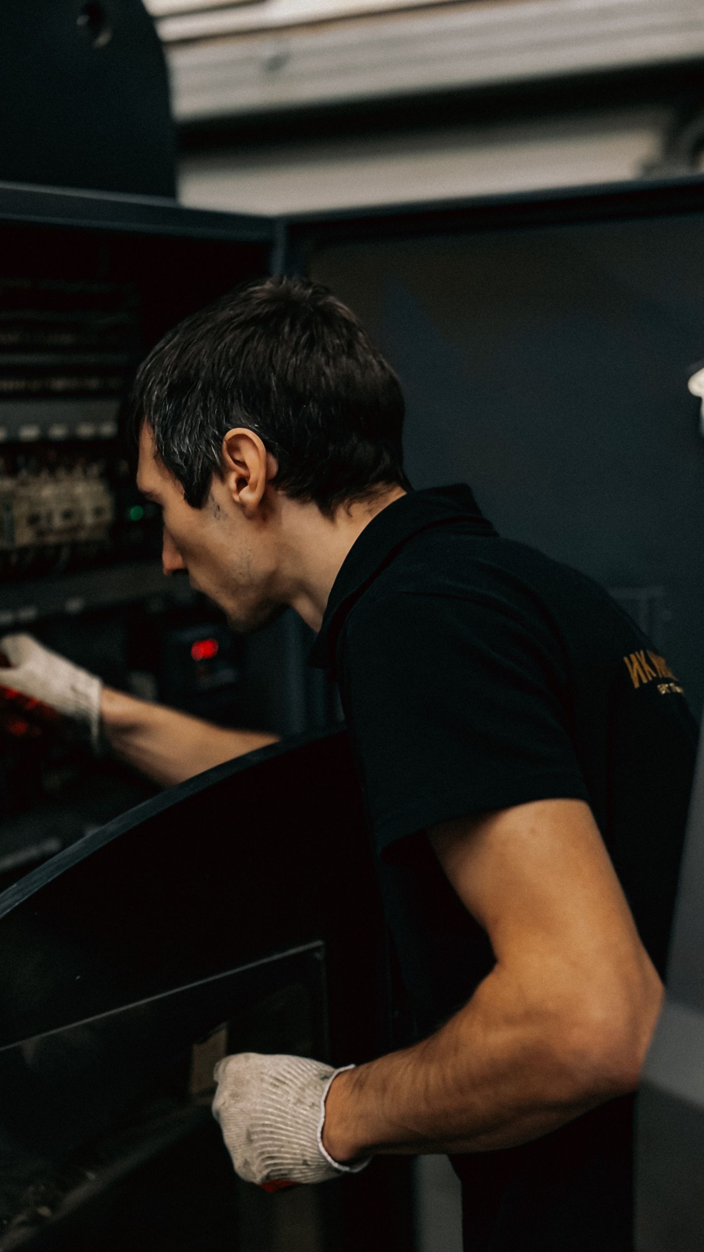 Contact IMTA Technics: technicus inspecteert een industriële machine tijdens onderhoud