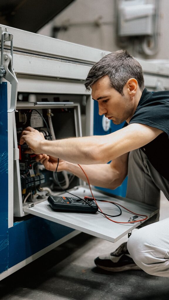 Technicus inspecteert en repareert een machine tijdens preventief onderhoud