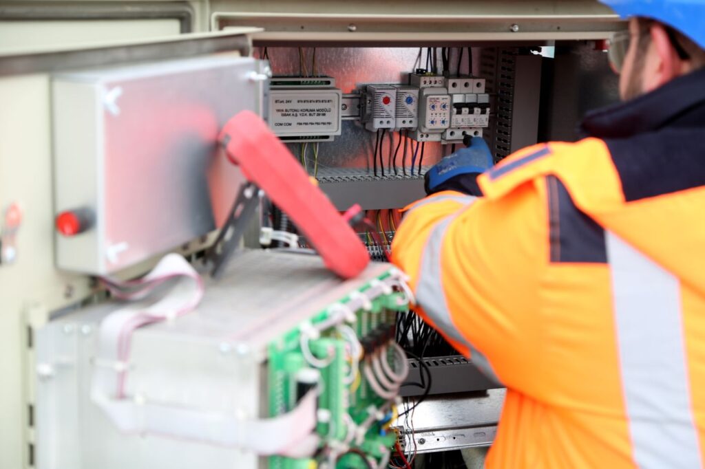 Technicus voert onderhoud uit aan een industriele omvormer