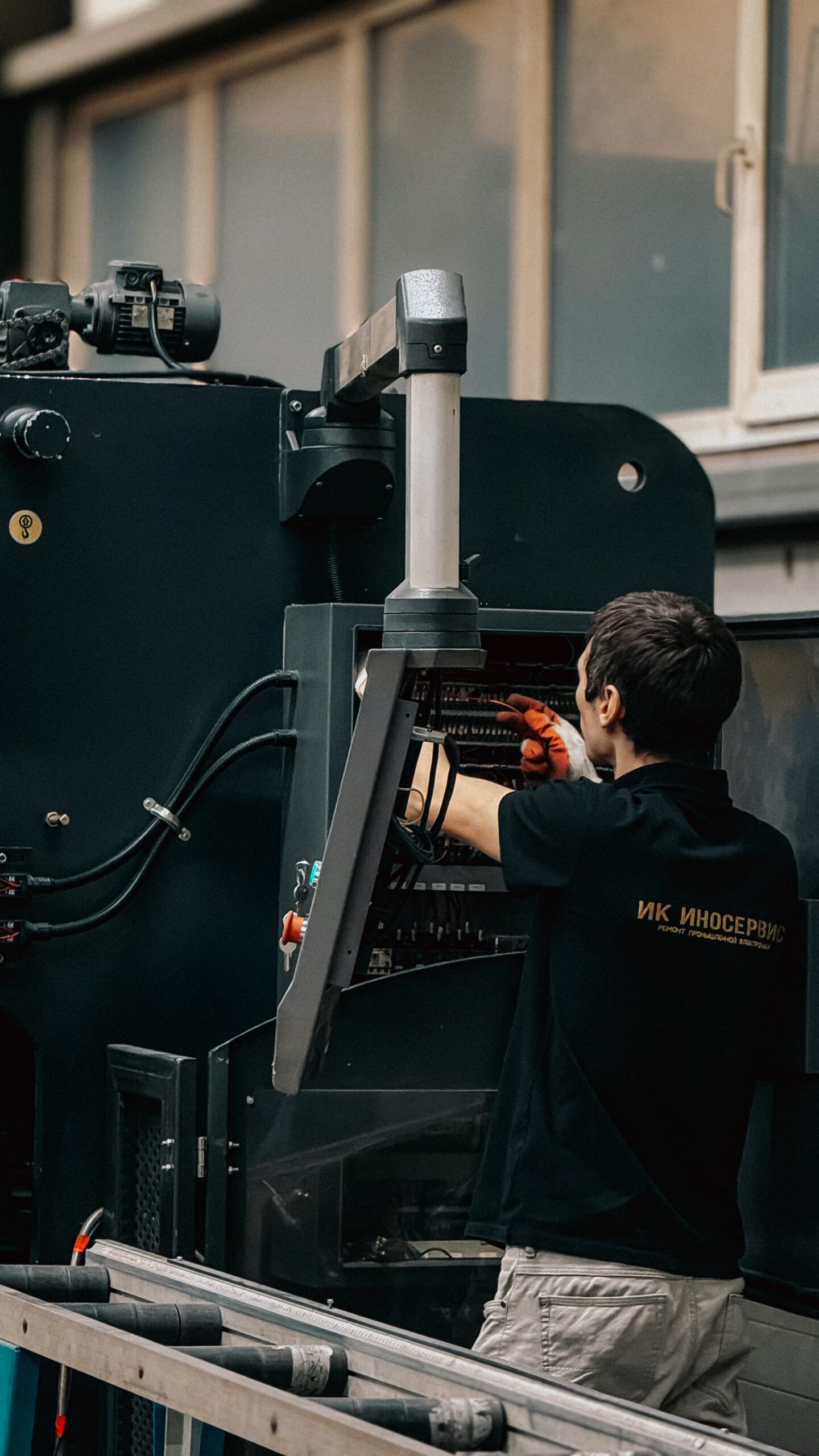 Technicus voert een reparatie uit aan een complexe industriële machine