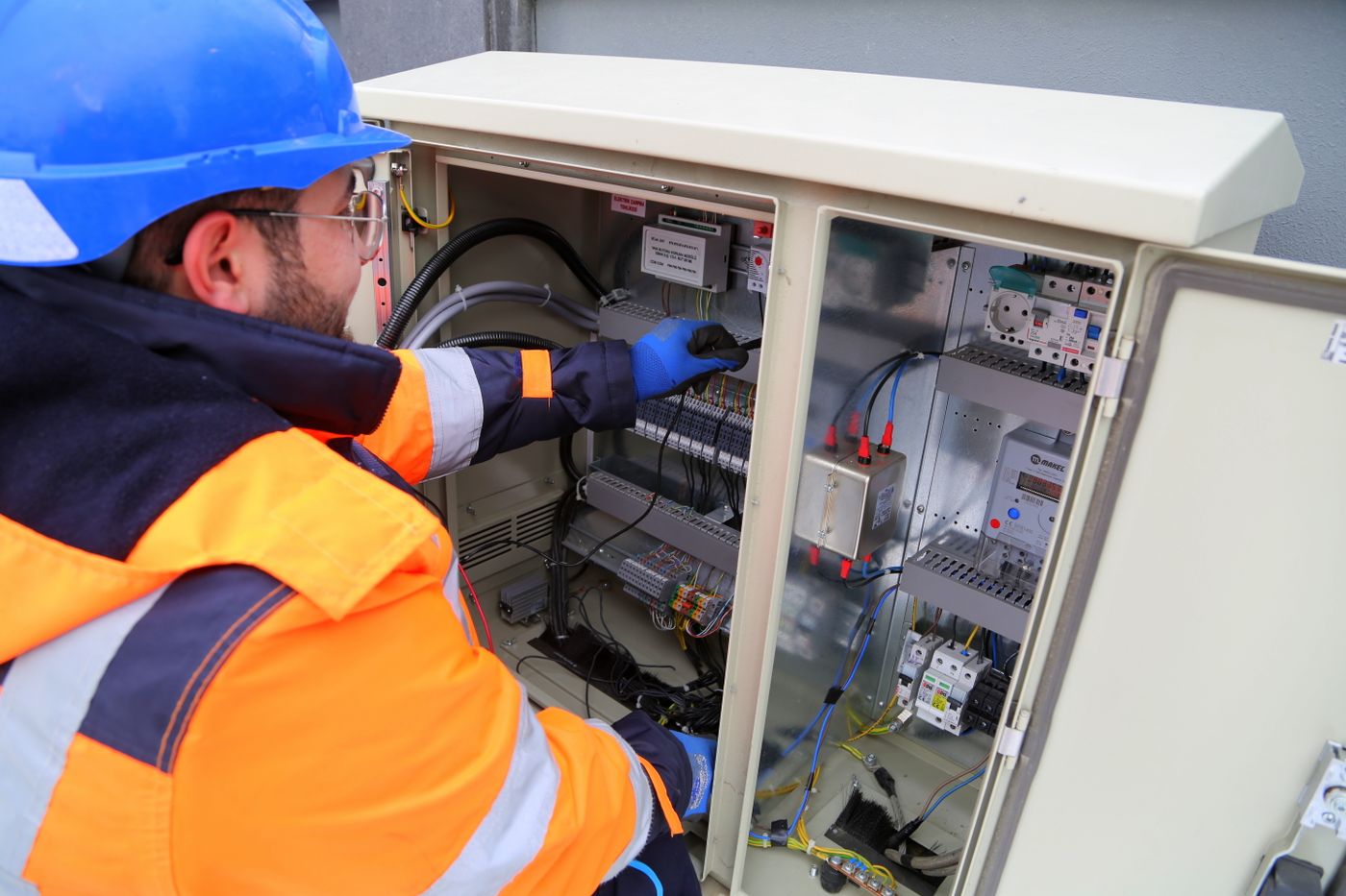 Technicus werkt aan een industriële zekeringkast